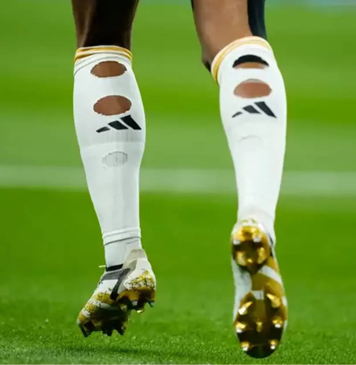Pourquoi les joueurs percent leurs chaussettes ? (et pourquoi tu ne devrais plus le faire)